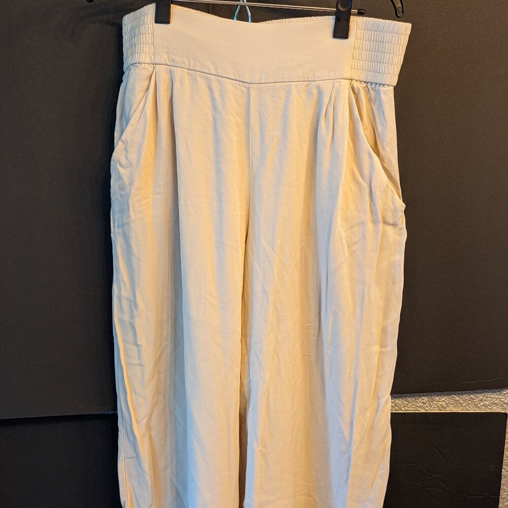 Time and Tru Cream Gaucho Crop Pant, L